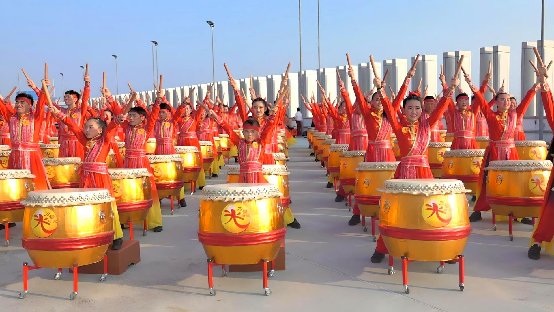 白世音院长指导金光明百人鼓-创下新加坡纪录大全-最大型中式大鼓表演新纪录