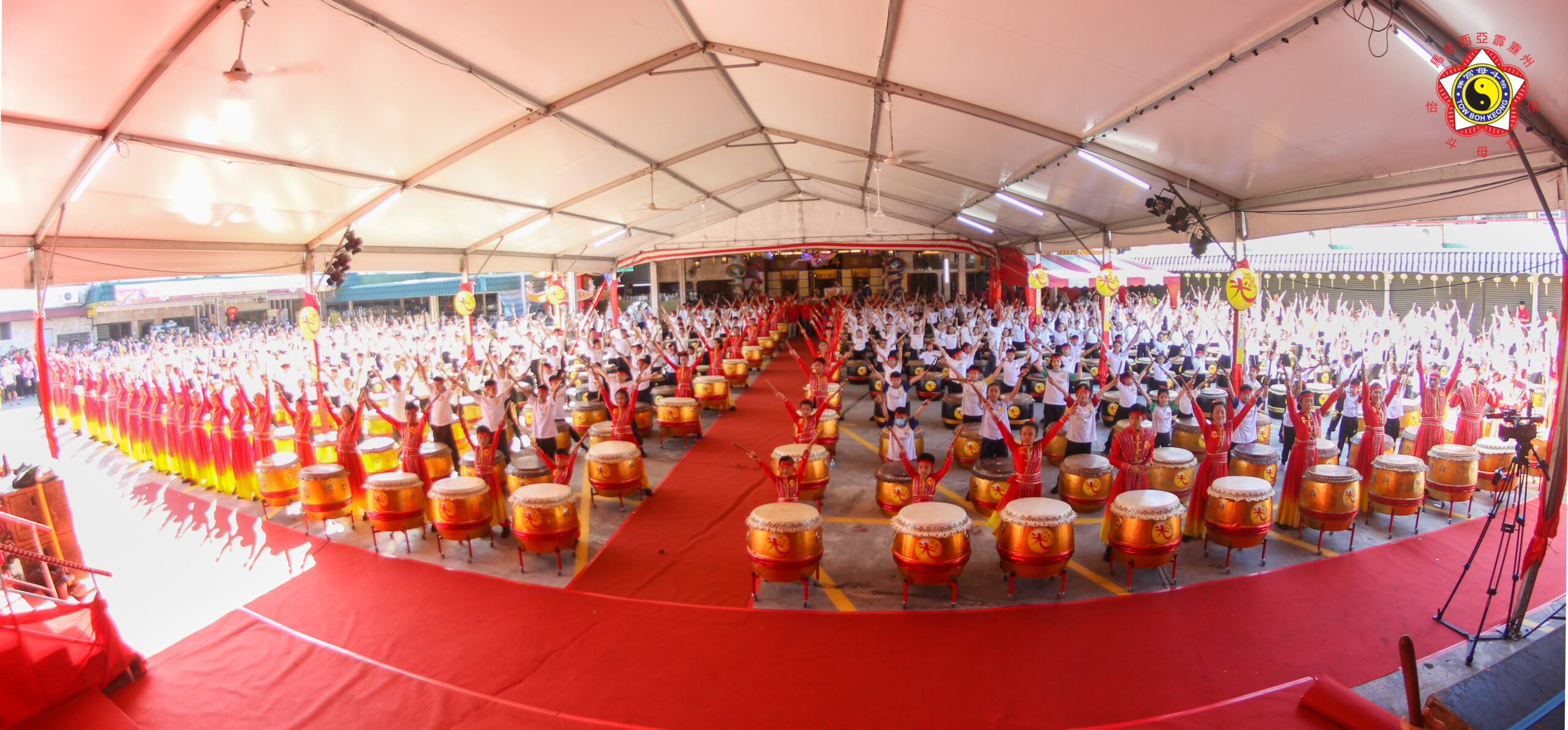 508名大小鼓手同时进行大型节令鼓表演的壮举成功被列入马来西亚纪录大全，现场气氛壮观澎湃。