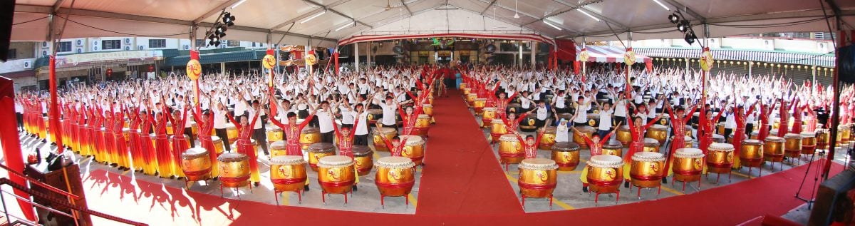 508人一齐敲击中华鼓，场面壮观。（刘剑英摄）