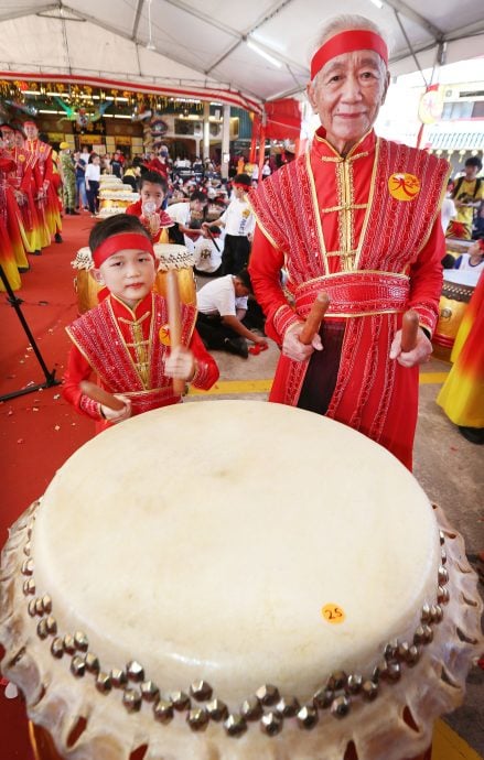 6岁的汤俊光和90岁的韩林元，是全场最年幼之一及最年长的参与者。（刘剑英摄）
