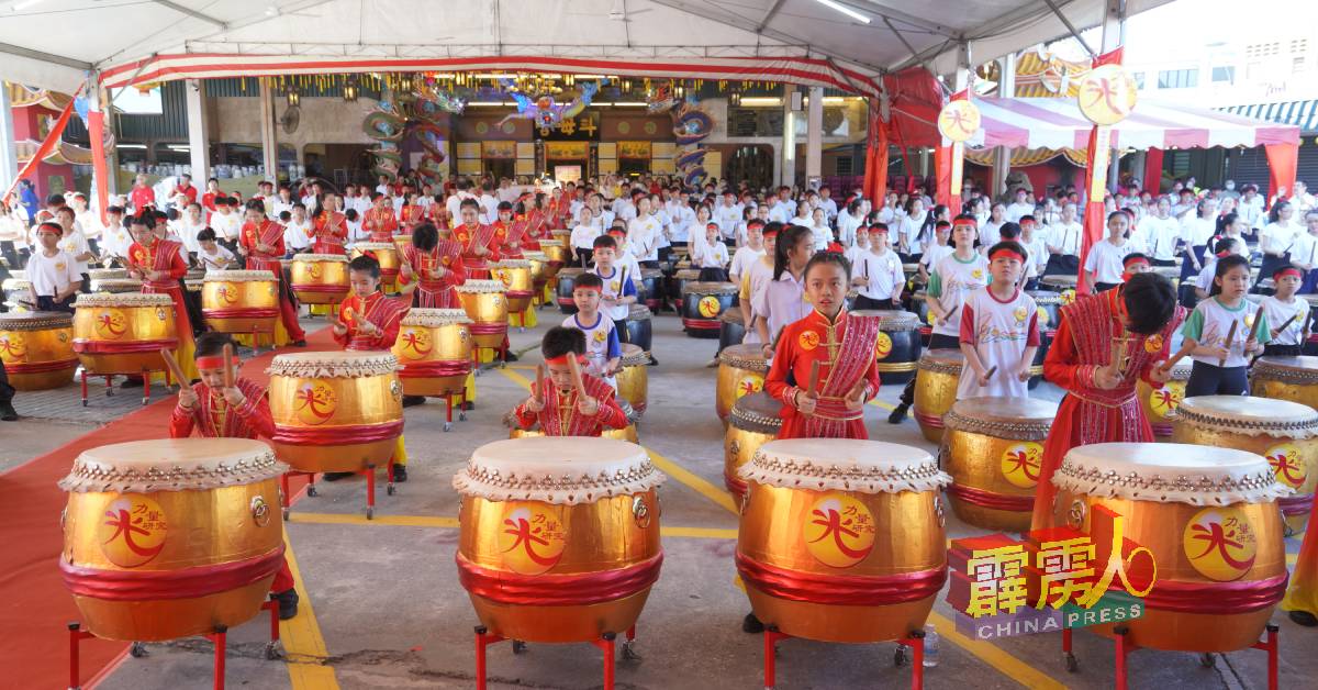 508名大小鼓手表演节令鼓的壮举，成功被列入马来西亚纪录大全。