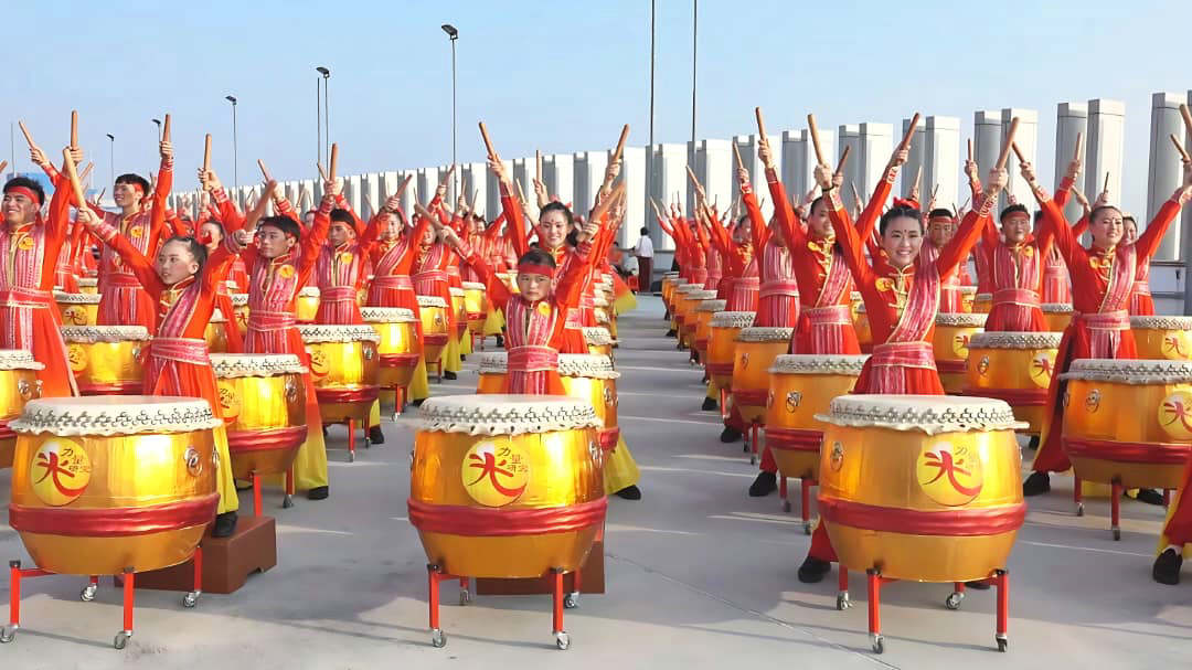 霹雳州488名击鼓手于1月27日呈献的《中华鼓》，己获批准列入《马来西亚纪录大全》。图为去年9月份的百人中华鼓表演，创下了新加坡大全新纪录。