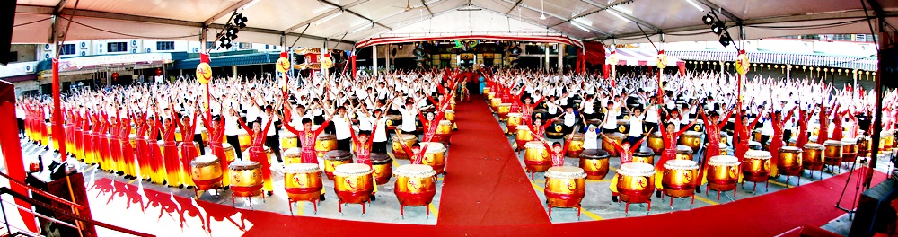 508人一齊敲擊中華鼓，場面壯觀。