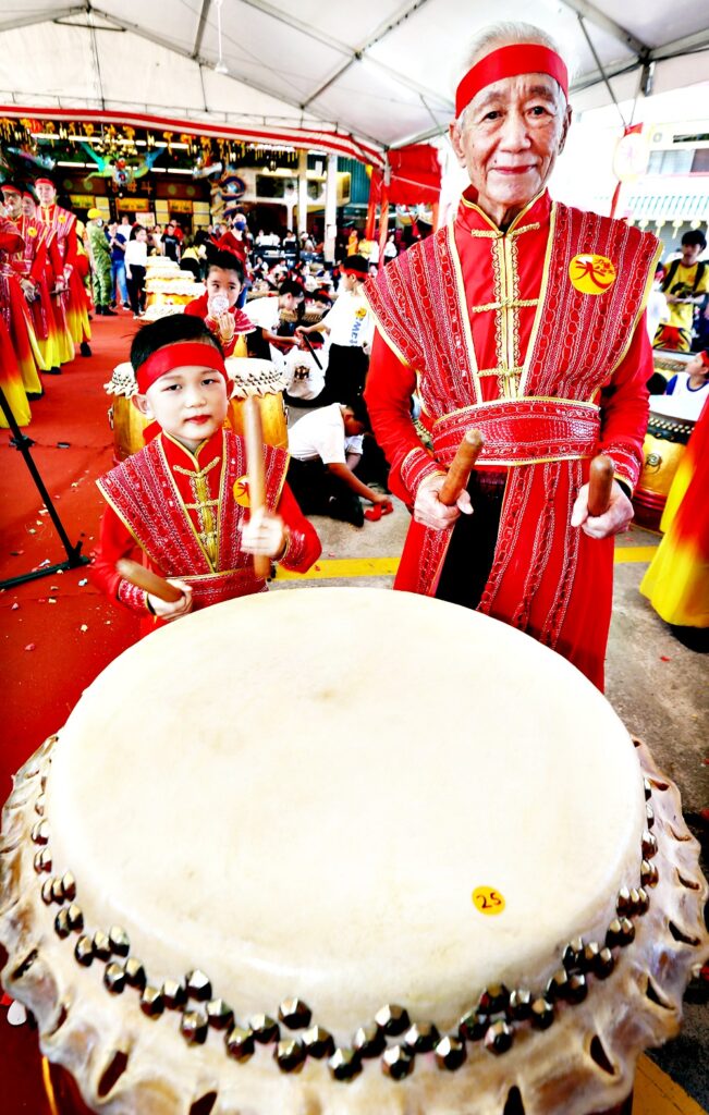 6歲的湯俊光和90歲的韓林元，是全場最年幼之一及最年長的參與者。