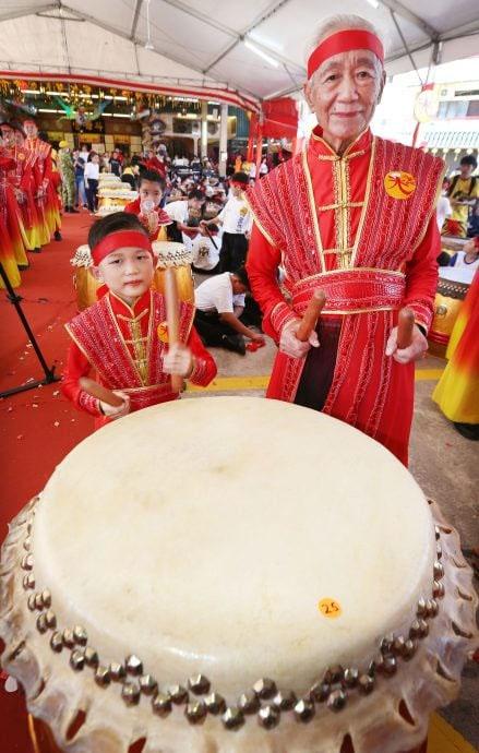 全场最年长与最年幼的鼓手，左为唐俊光，右为翰林元。