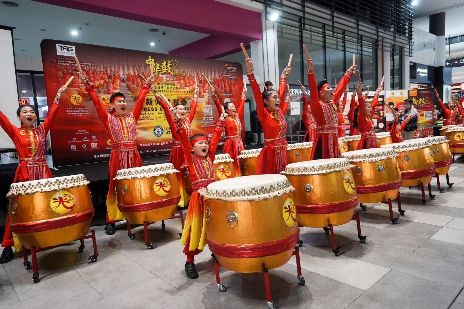 充满正能量的“中华鼓”表演，气势磅礴。