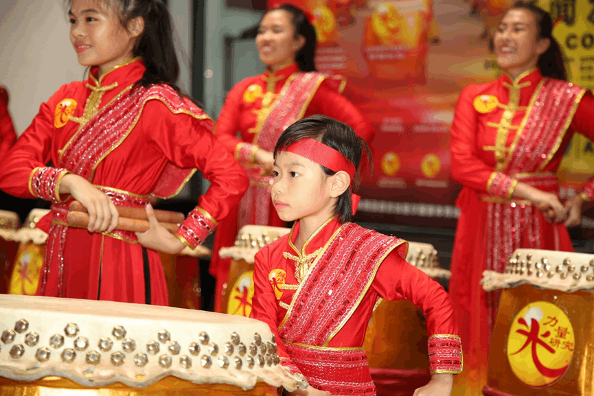 参与中华鼓表演-最小的鼓手