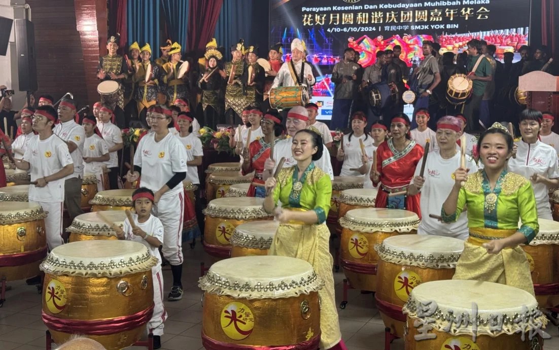 各族联合呈献“大马鼓”表演，打出多元文化之美。（范纯玮摄）