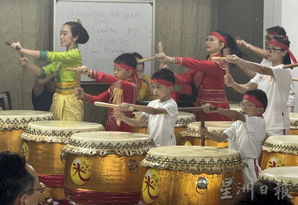 小小鼓手，薪火相传。（范纯玮摄）