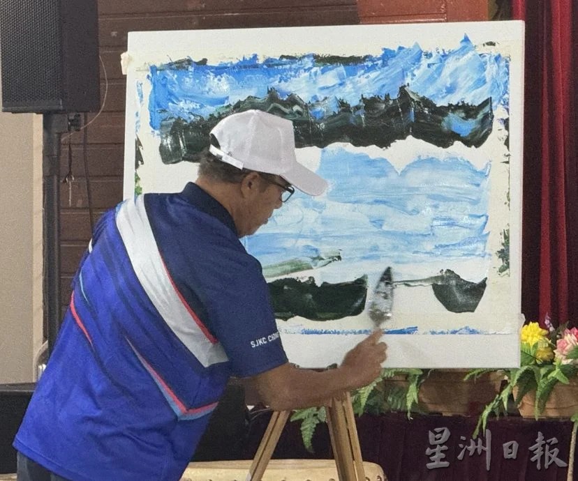 来自槟城的油墨刀画家古天发，现场创作一幅油画。（范纯玮摄）