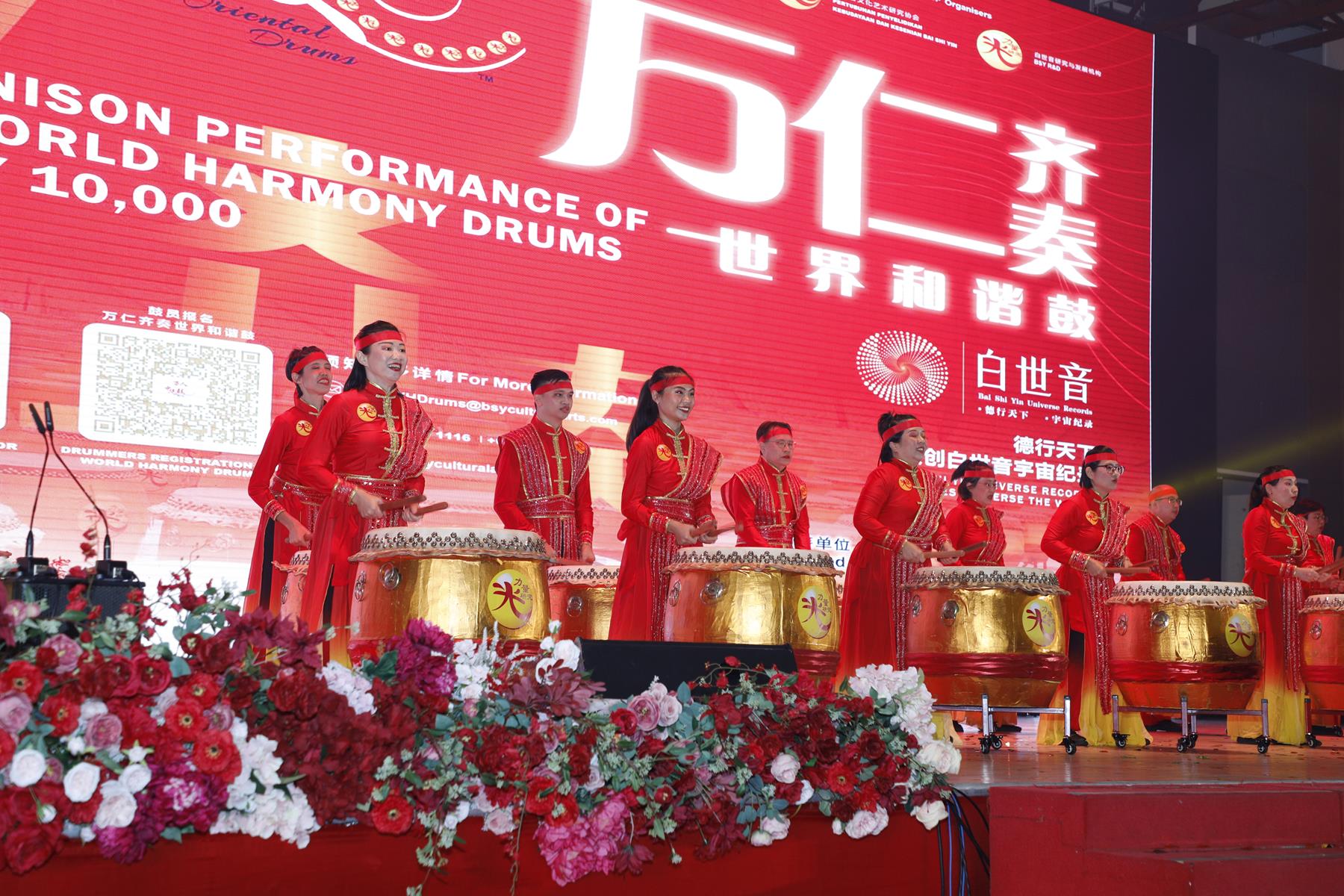 2025年2月22日白世音荣誉会长受邀为贵宾莅临马来西亚肖蛇总商会慈善晚宴同时白世音文化艺术研究协会受邀表演中华鼓