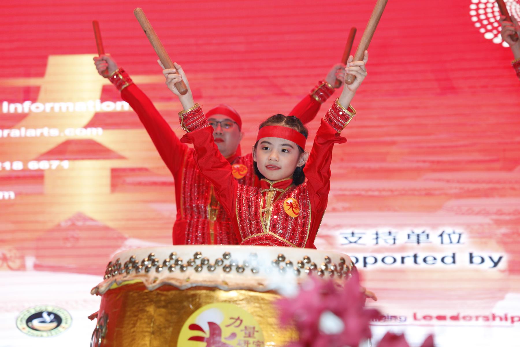 2025年2月22日白世音荣誉会长受邀为贵宾莅临马来西亚肖蛇总商会慈善晚宴同时白世音文化艺术研究协会受邀表演中华鼓