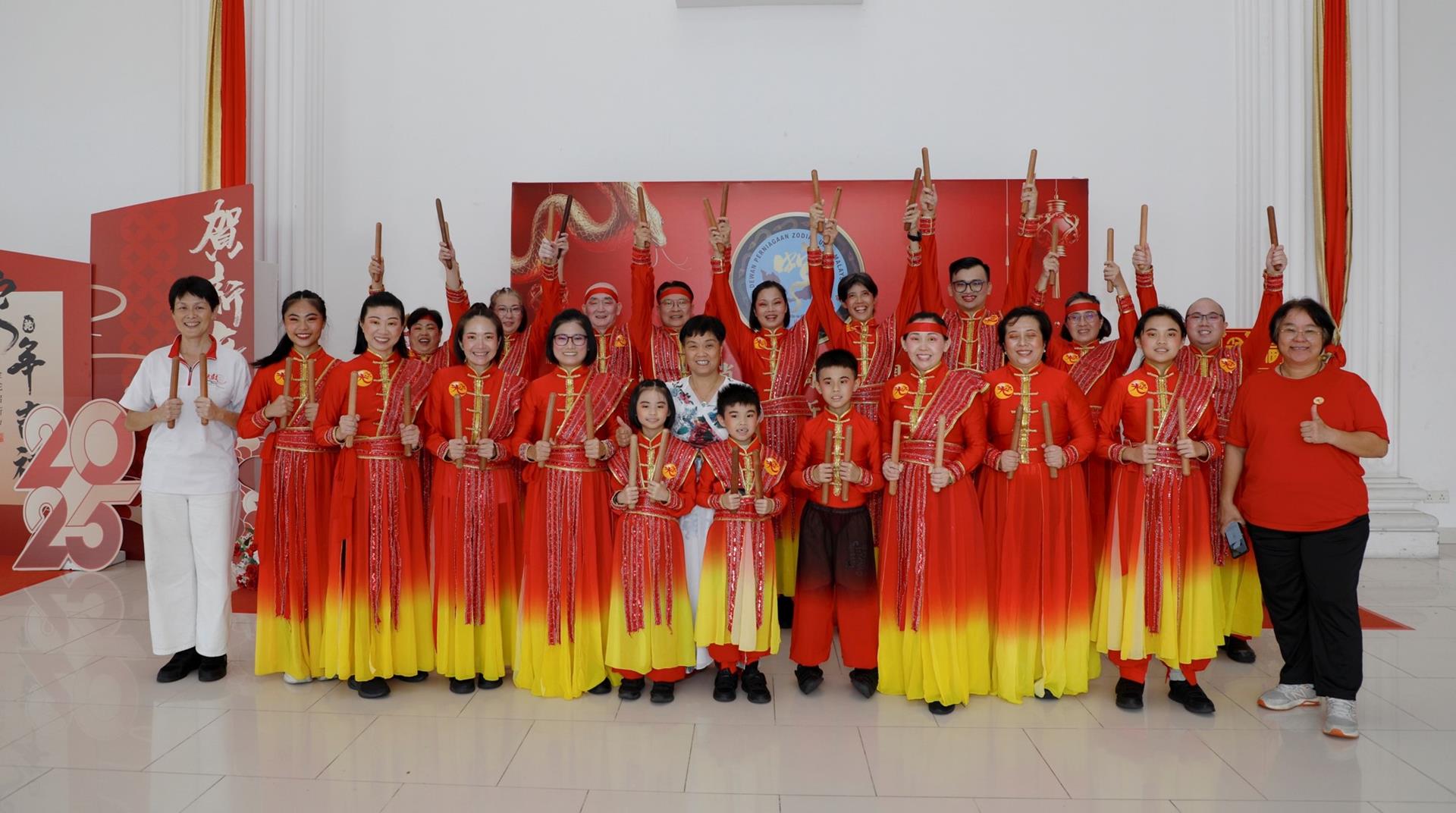 2025年2月22日白世音荣誉会长受邀为贵宾莅临马来西亚肖蛇总商会慈善晚宴同时白世音文化艺术研究协会受邀表演中华鼓
