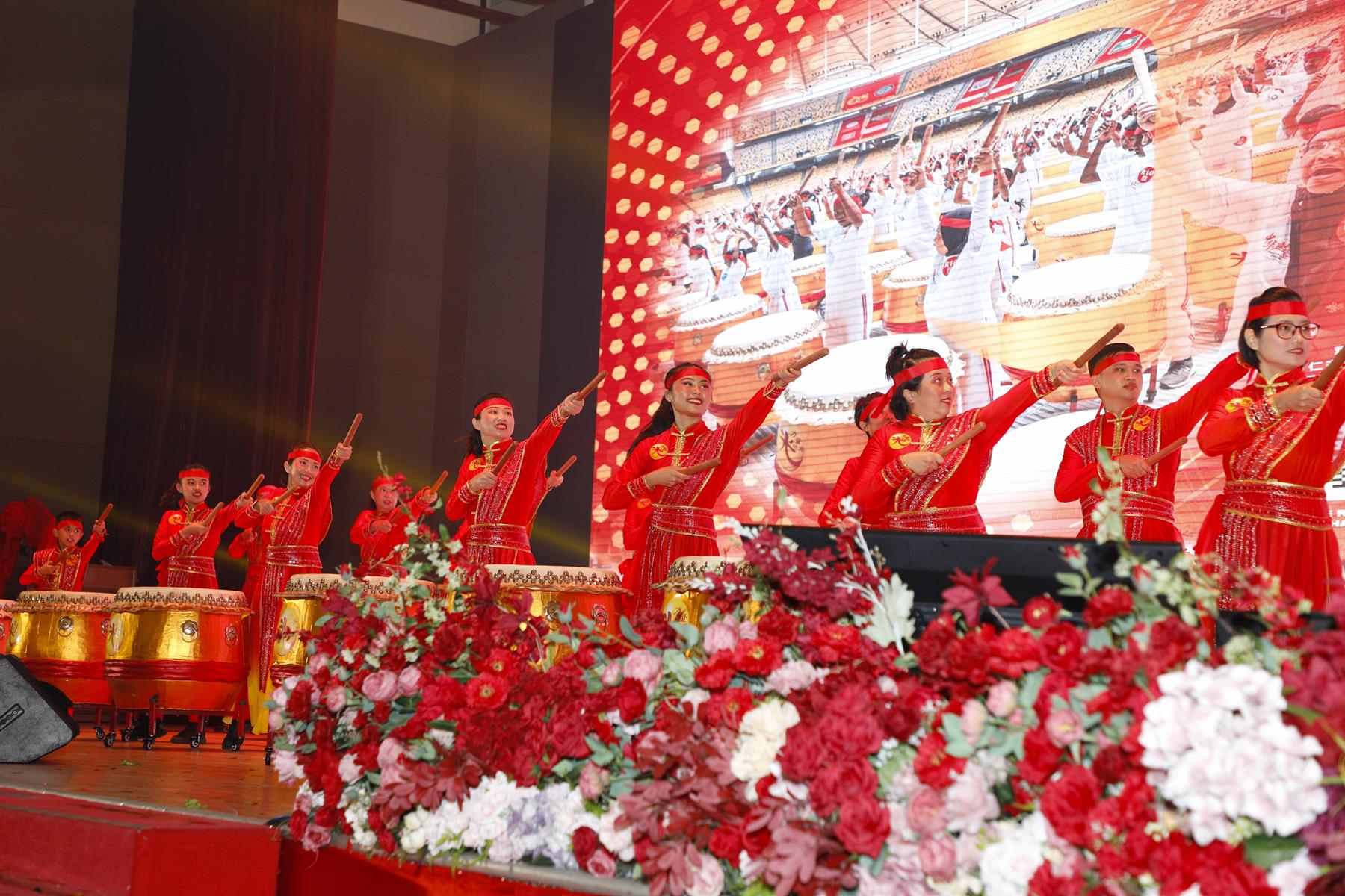 2025年2月22日白世音荣誉会长受邀为贵宾莅临马来西亚肖蛇总商会慈善晚宴同时白世音文化艺术研究协会受邀表演中华鼓