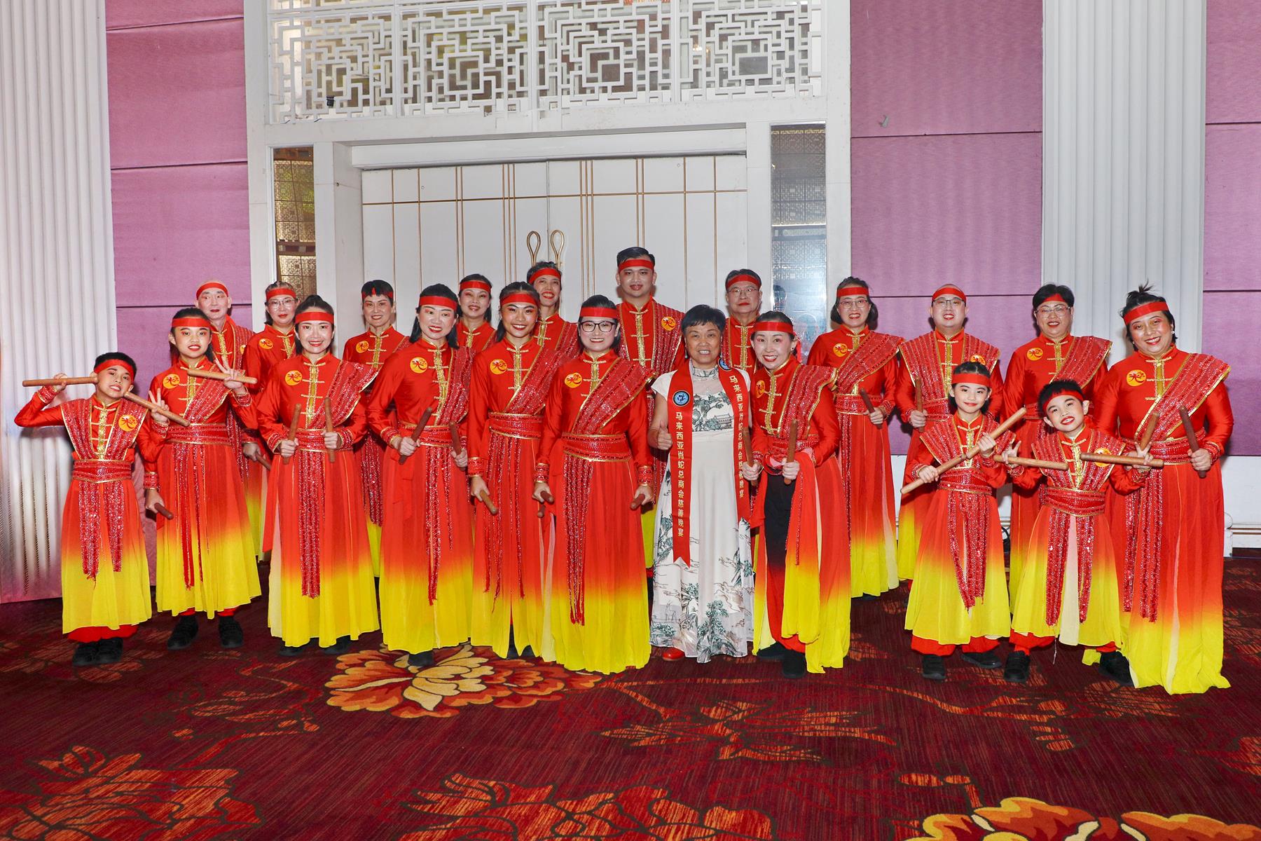 2025年2月22日白世音荣誉会长受邀为贵宾莅临马来西亚肖蛇总商会慈善晚宴同时白世音文化艺术研究协会受邀表演中华鼓。