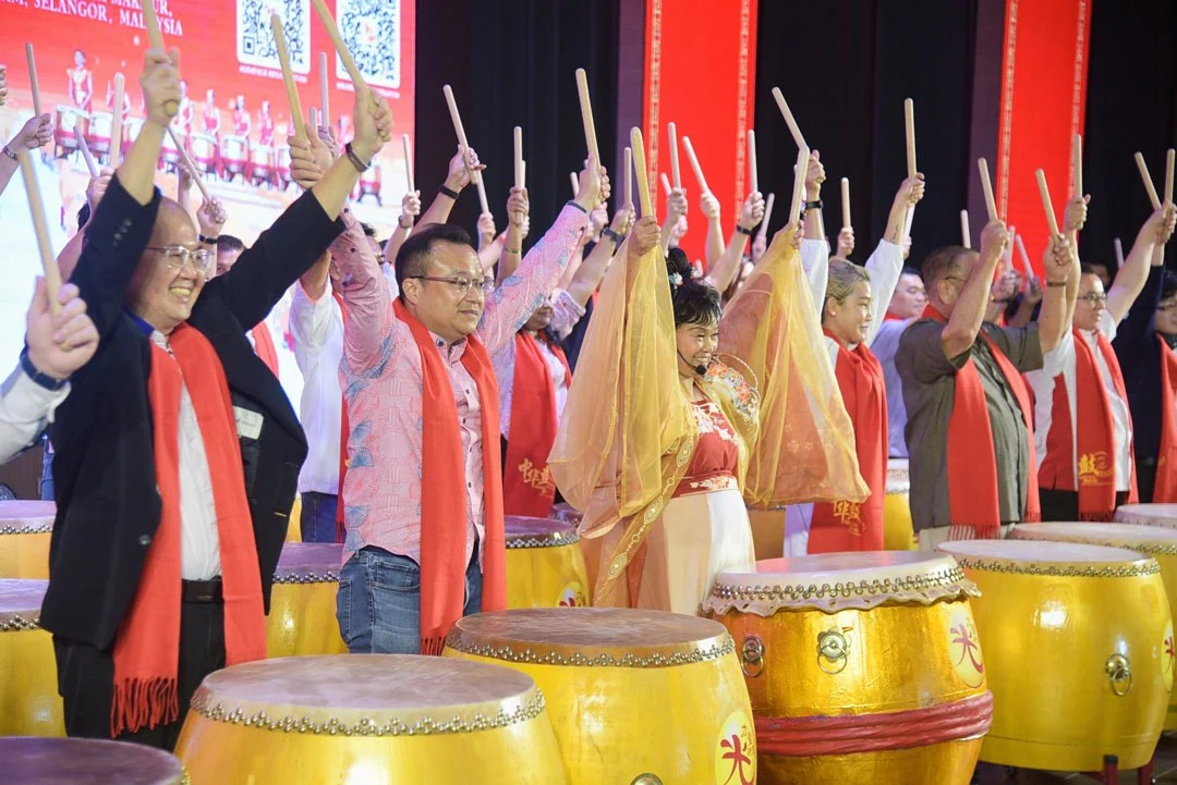  白世音（左3）率领开幕嘉宾进行“中华鼓”击鼓仪式。左起为洪启明、游佳豪、Victoria Lim、许天成、汪爱泉及洪于尊。