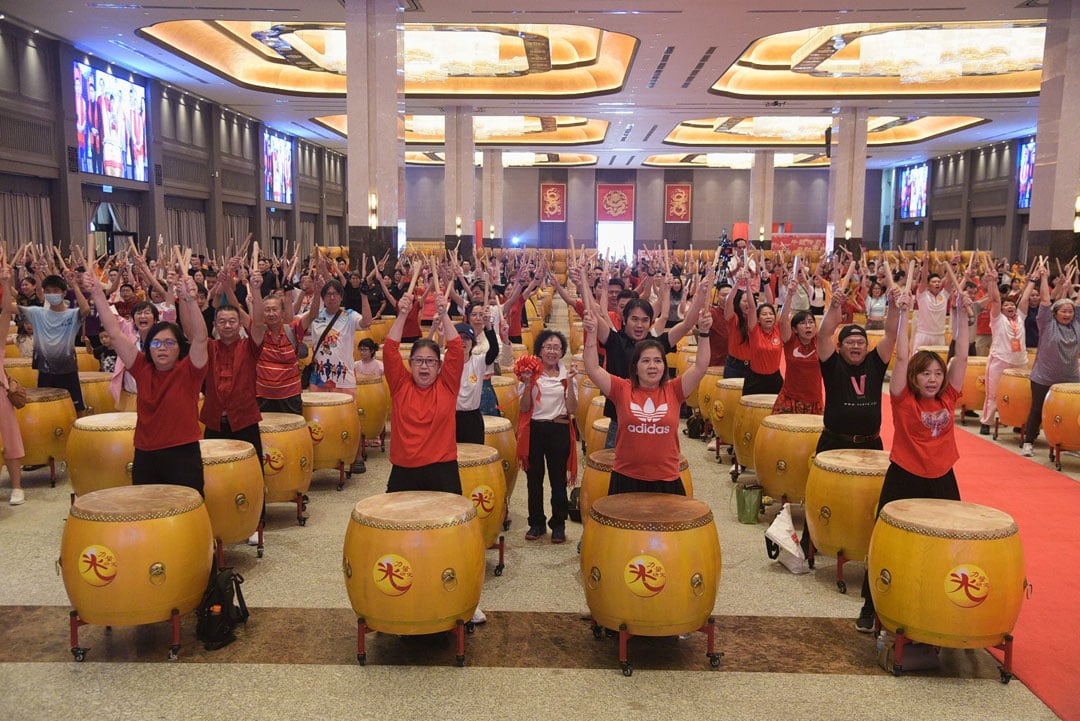 “千鼓传奇，启动光明”号召千人一起打鼓，场面壮观。