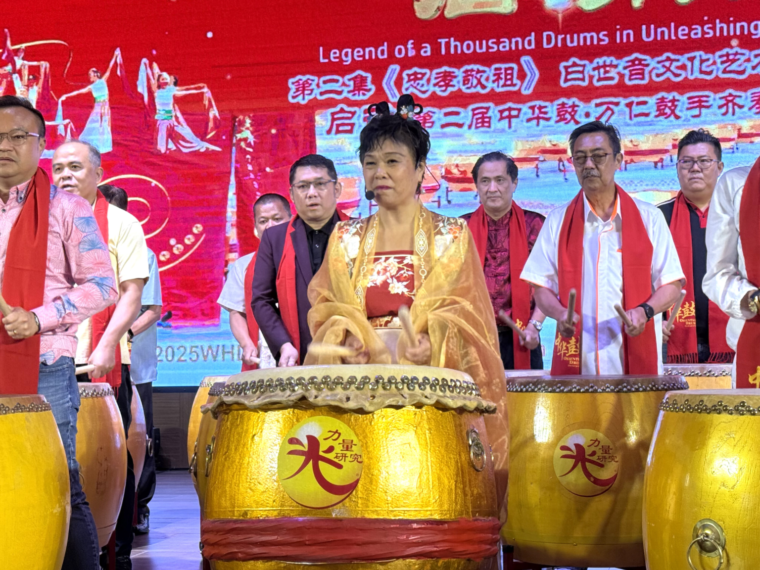 白世音（前排中）带领众人齐奏中华鼓。（图：亚视新闻）