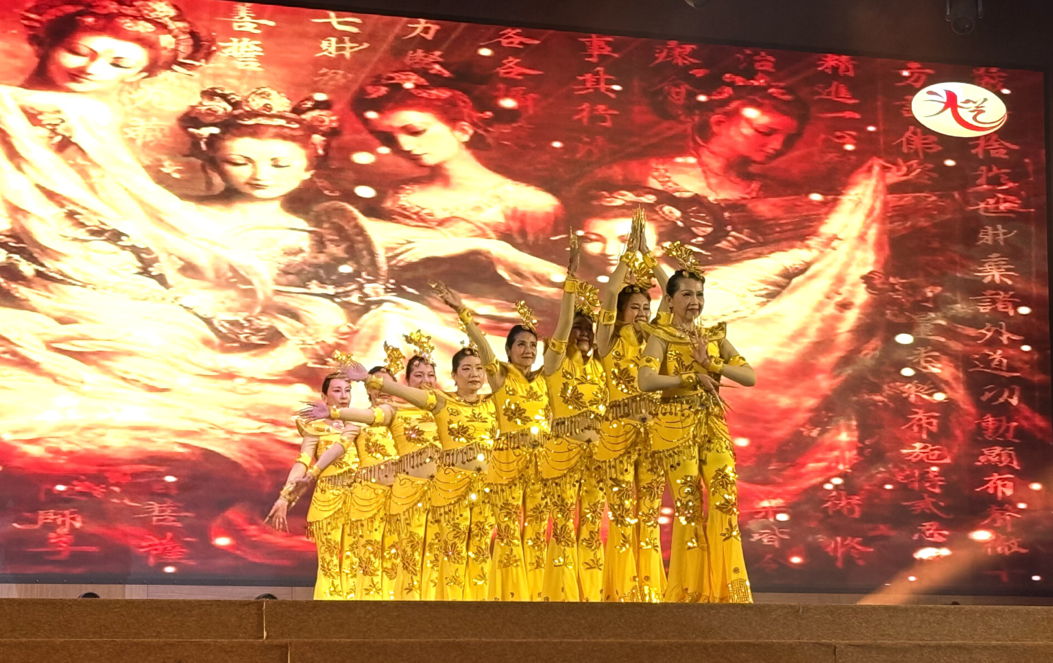 《忠孝敬祖》光艺汇演中“千手观音”精彩上演。（图：亚视新闻）