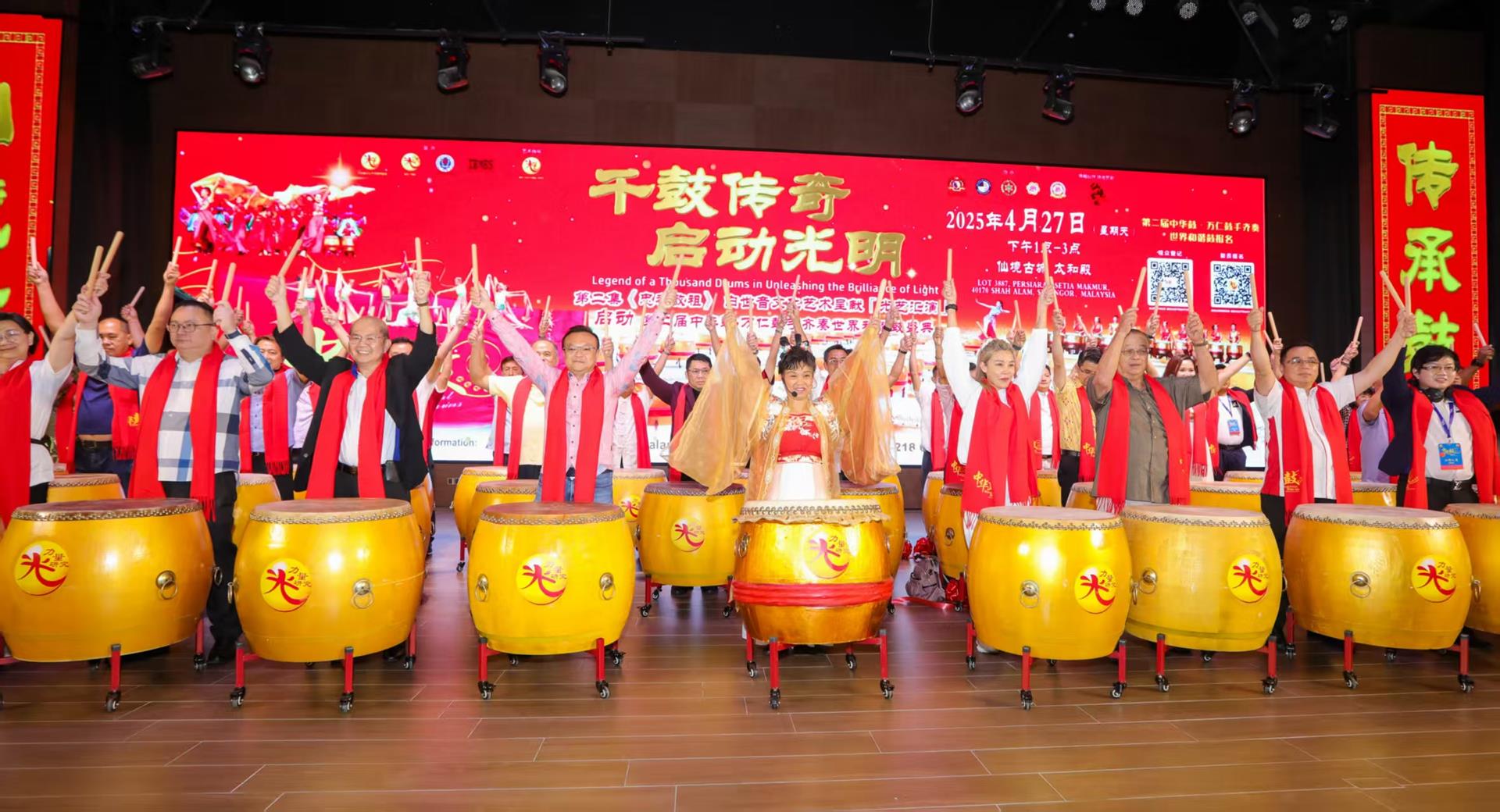 (左起)许国栋、洪启明、游佳豪、白世音、Victoria Lim、许天成、汪爱泉及洪于尊