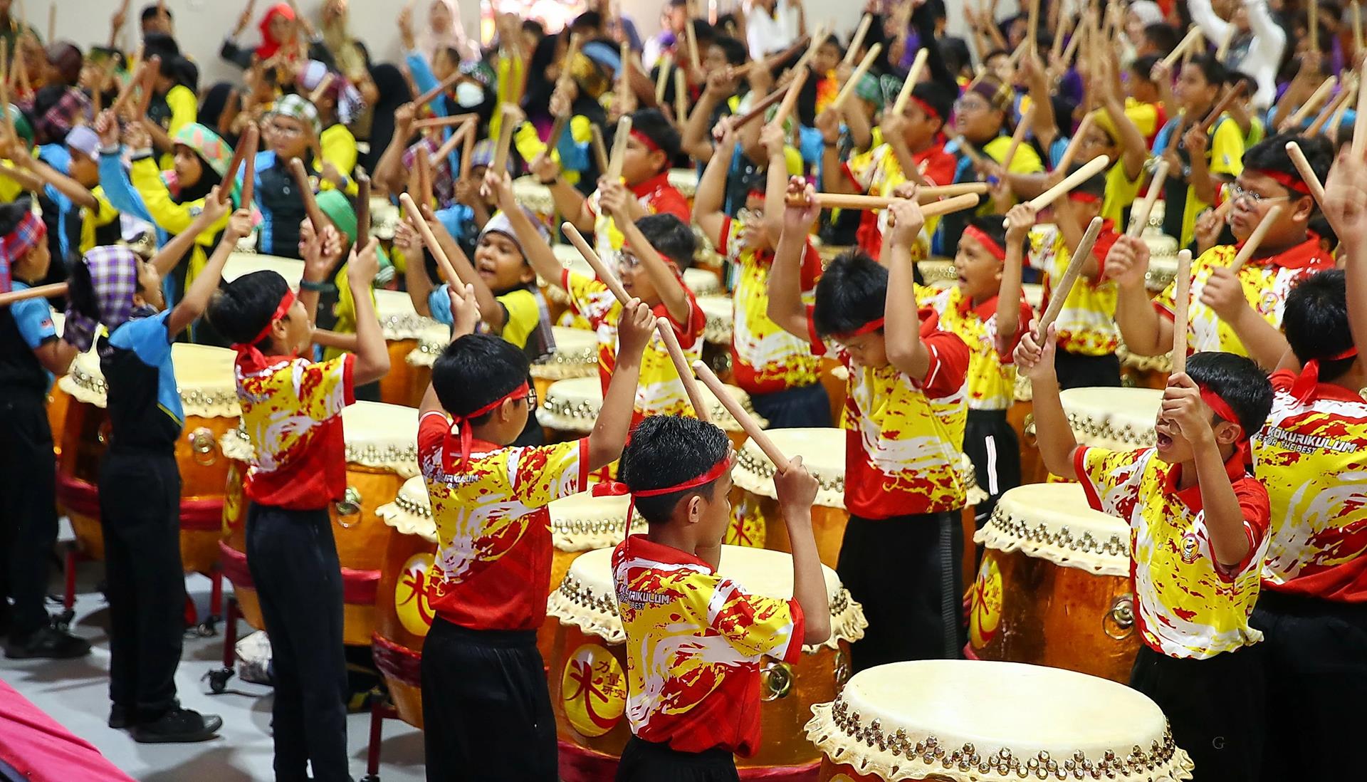 中华鼓-学生们击鼓动作整齐有序。