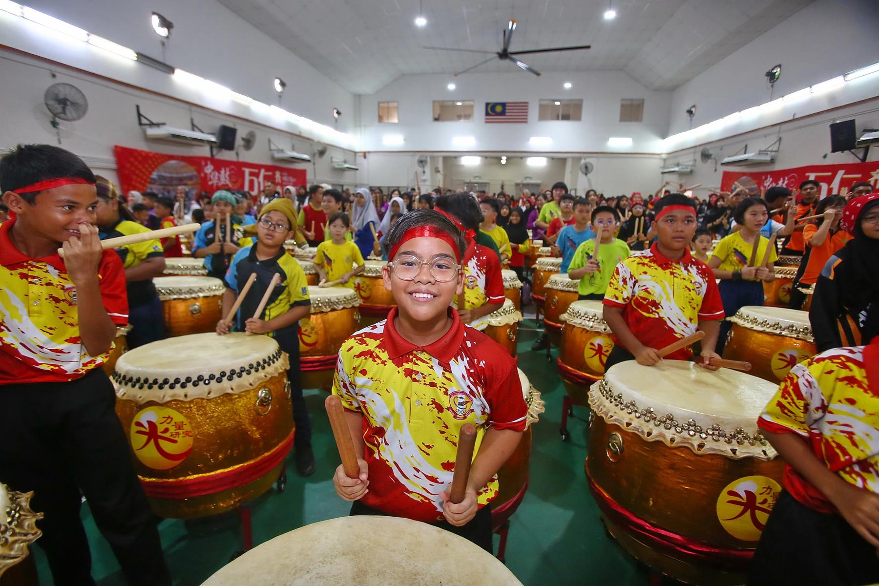 中华鼓-各族学生一同参与音乐交流会。