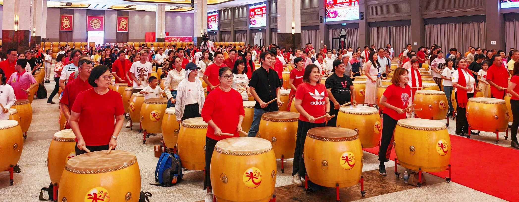 白世音（左5）率领开幕嘉宾进行中华鼓击鼓仪式；左起为赖丽清、许国栋、洪启明、游佳豪、 林美美、许天成及汪爱泉。