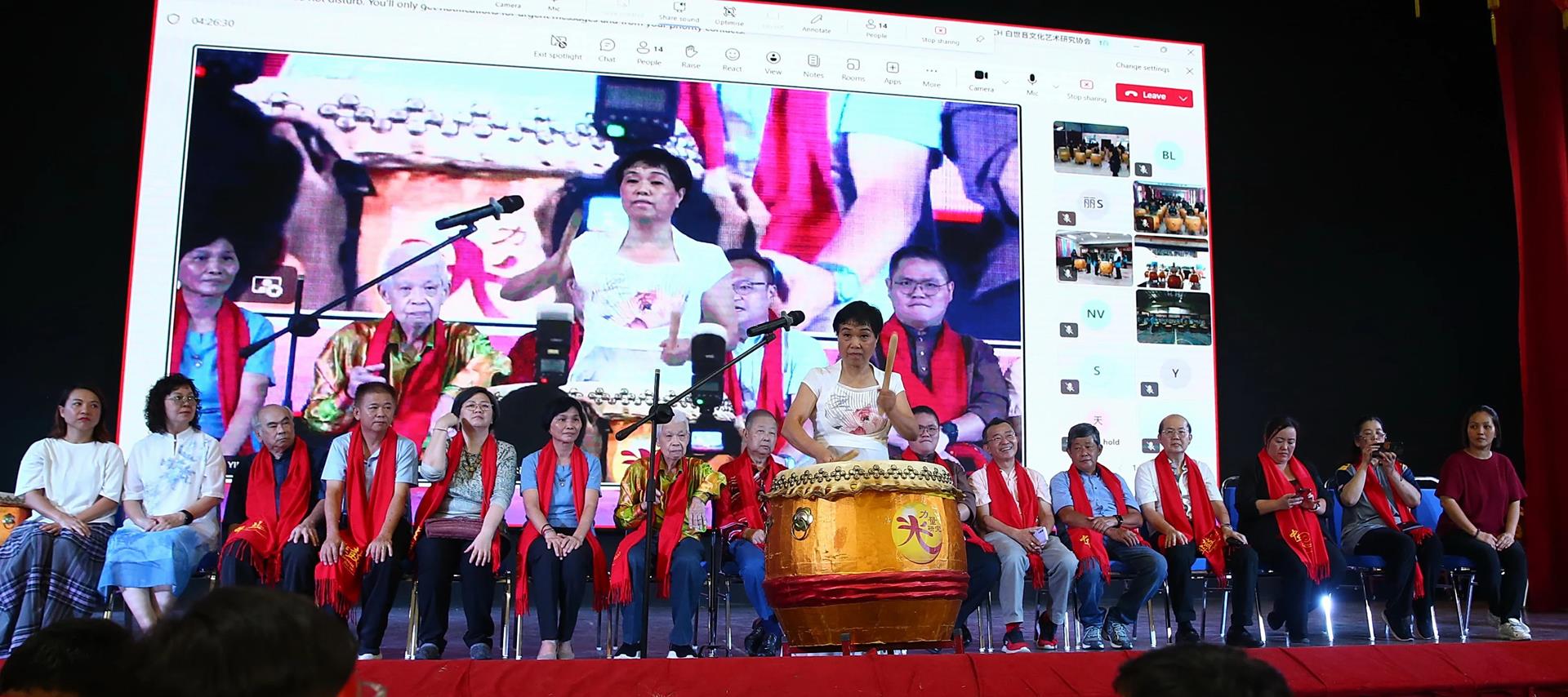 中华鼓-白世音带领众人击鼓。