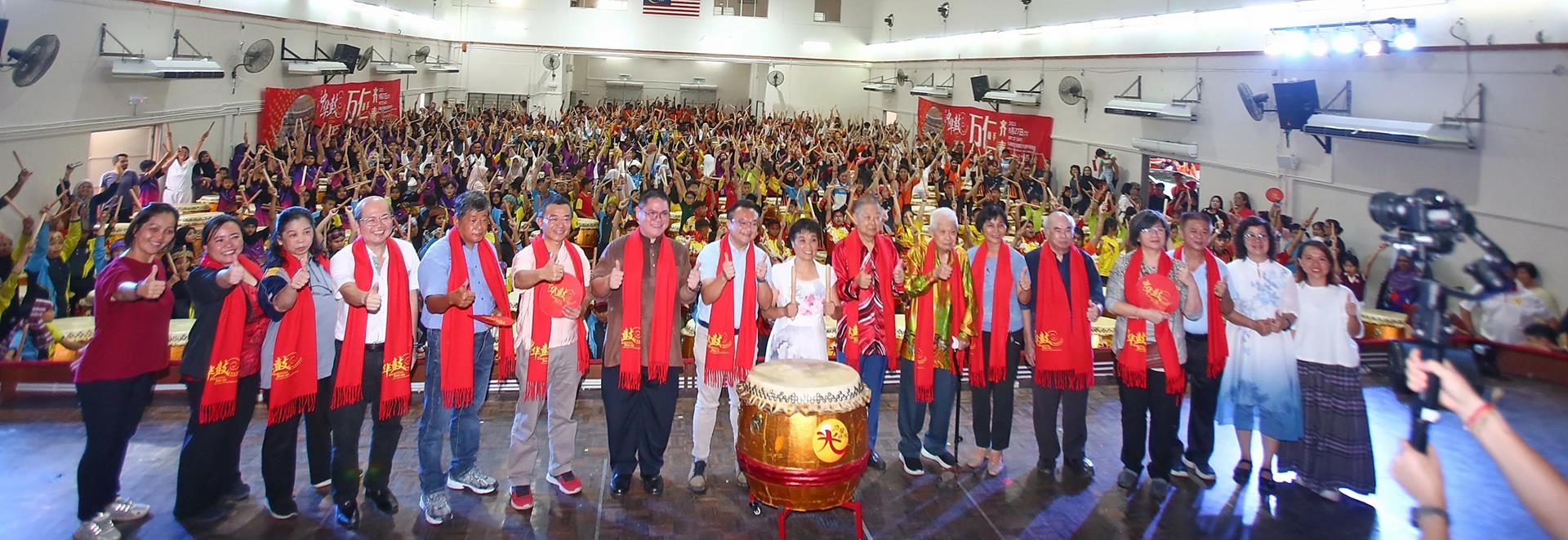 中华鼓-众嘉宾见证学生们完成千人同步击鼓壮举。左8起游佳豪、白世音、廖金星。