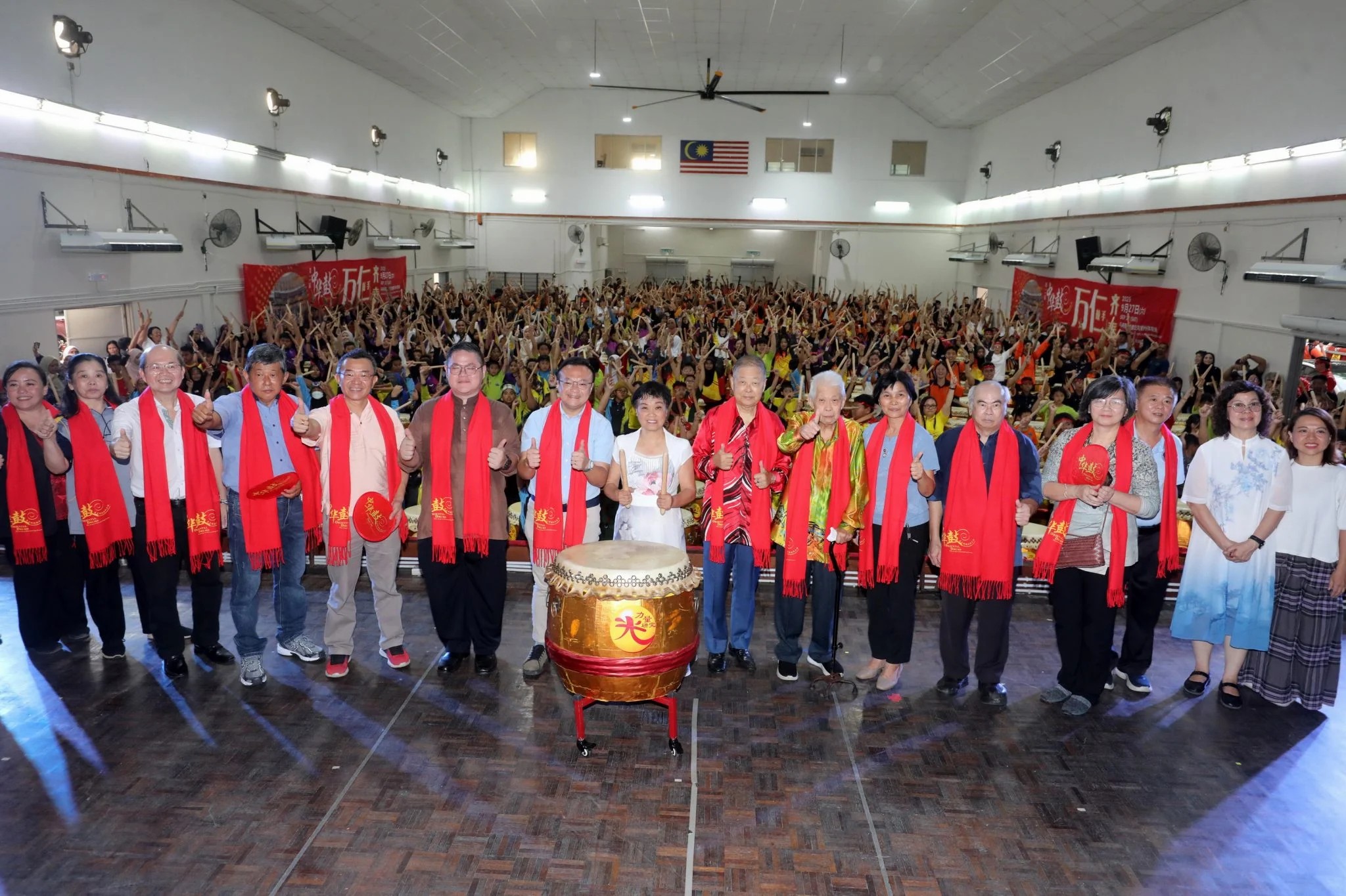 中华鼓- 一众嘉宾为千人国际音乐交流会主持开幕仪式。左六起为：丹尼尔、游佳豪、白世音、廖金星、李锦来及黄宝虹。