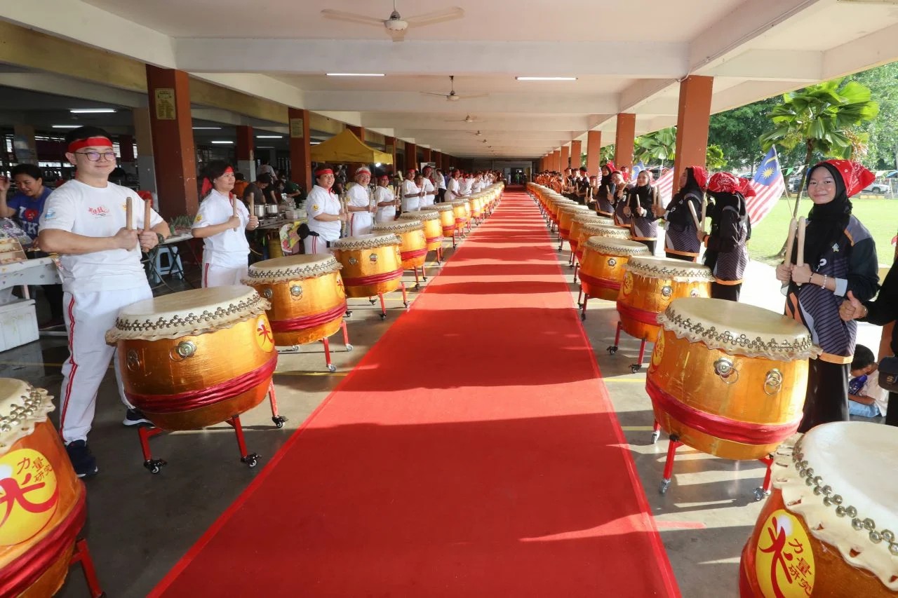 千人国际音乐交流会日前于增江南区华小盛大举行，场面热烈。