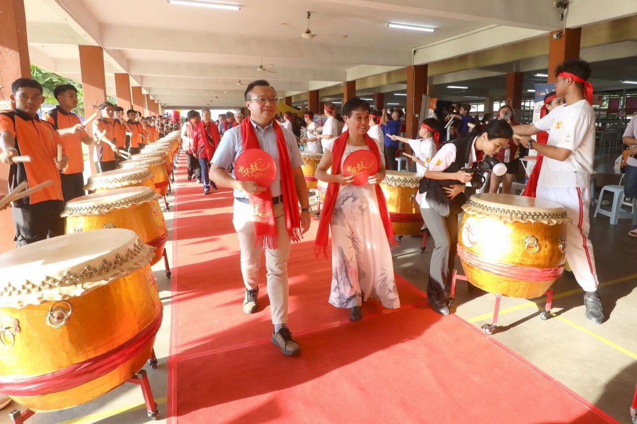 中华鼓手以震天鼓声迎宾进场，左起为游佳豪与白世音。