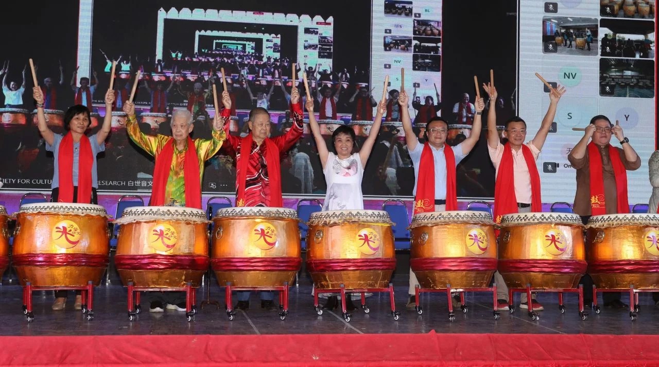 左起为黄宝虹、李锦来、廖金星、白世音、游佳豪与多位嘉宾共同敲响中华鼓，象征千人国际音乐交流会正式启动。