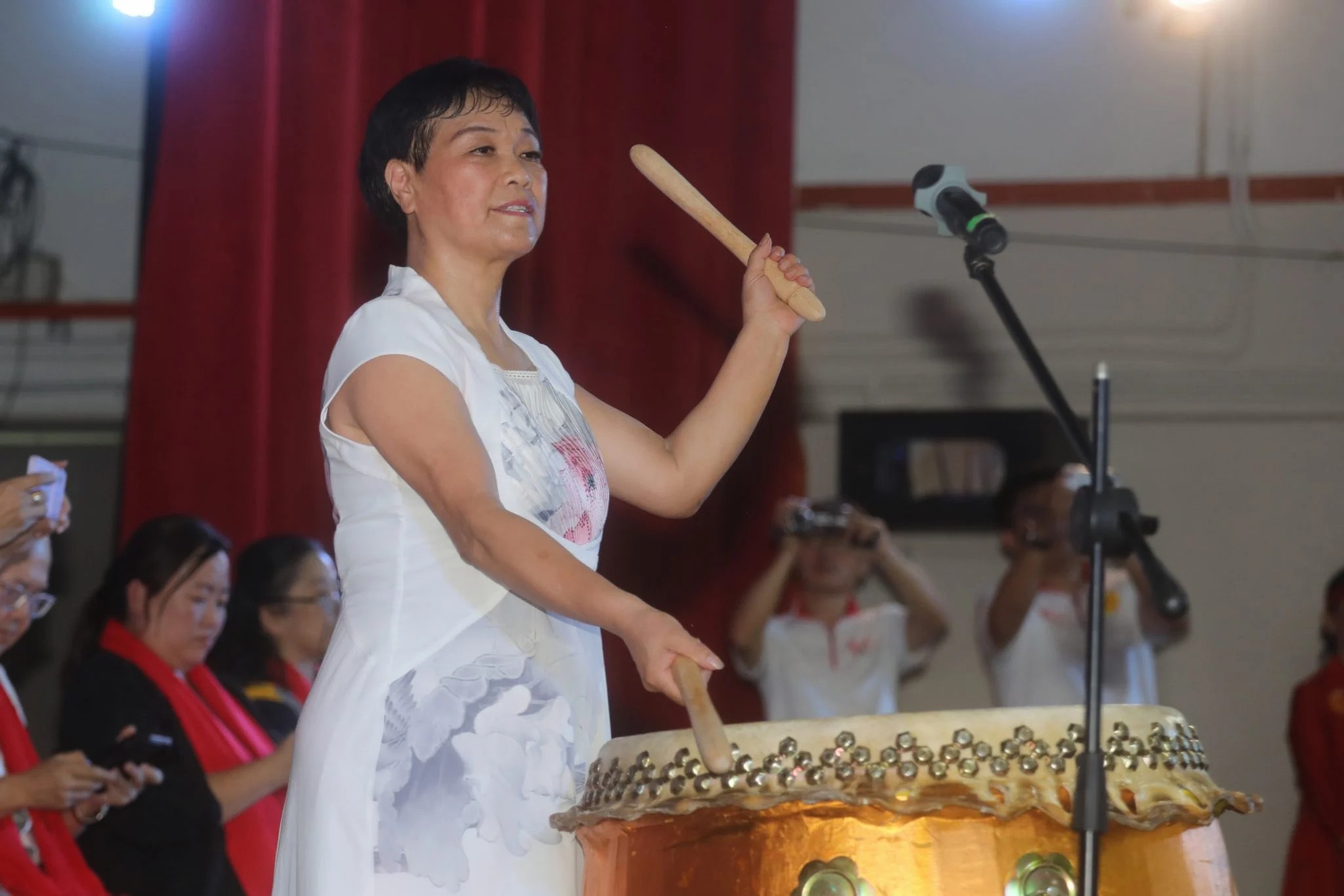白世音带领现场观众敲击中华鼓，鼓声震天，气势磅礴。