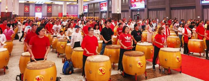 “千鼓传奇，启动光明”吸引千人一起击鼓，场面壮观。