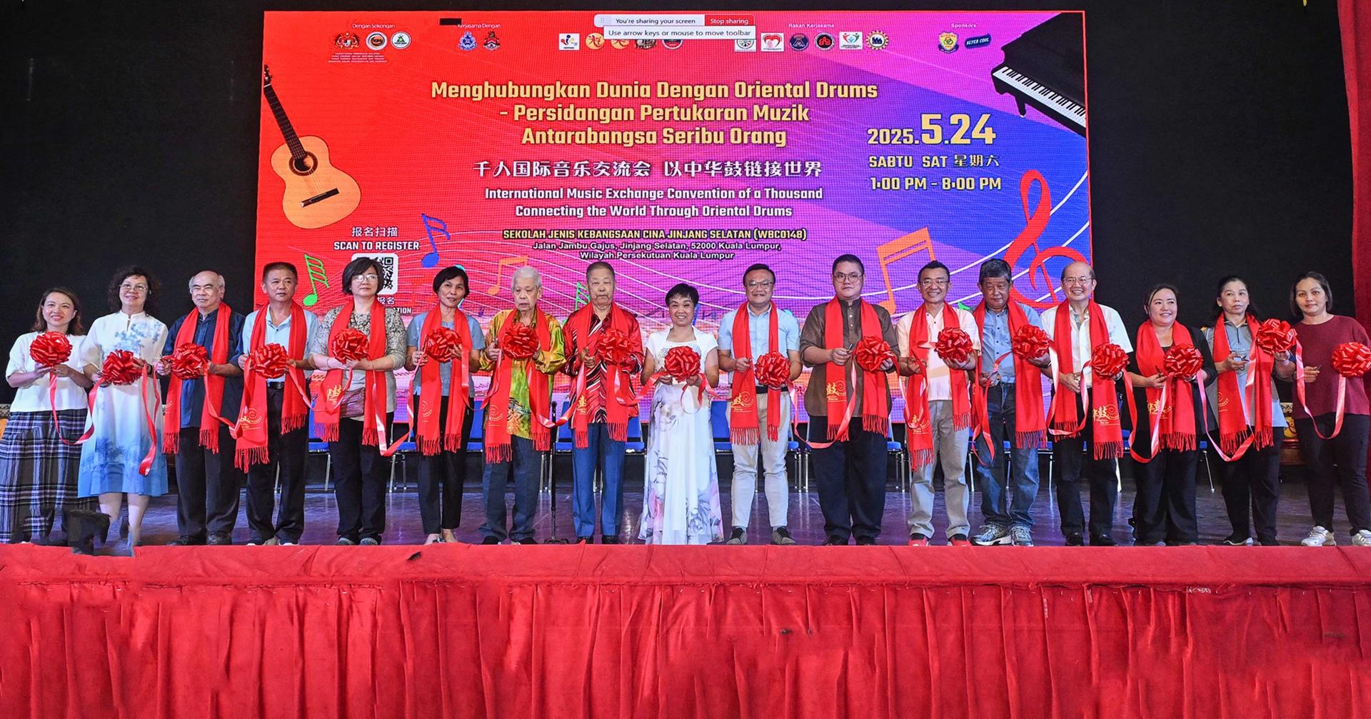 “千人国际音乐交流会 以中华鼓链接世界” 盛典剪彩仪式。