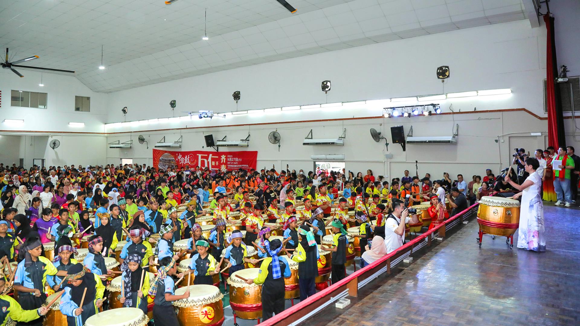 白世音院长指导全场齐奏中华鼓，鼓声震天，气势磅礴。