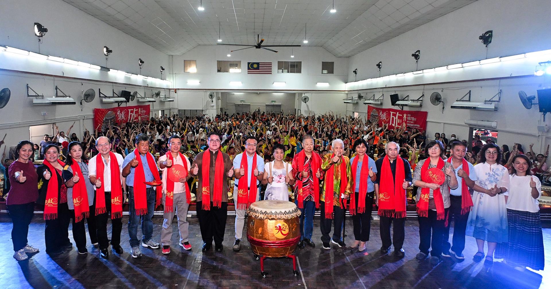 众嘉宾见证学生们完成千人同步击鼓壮举。