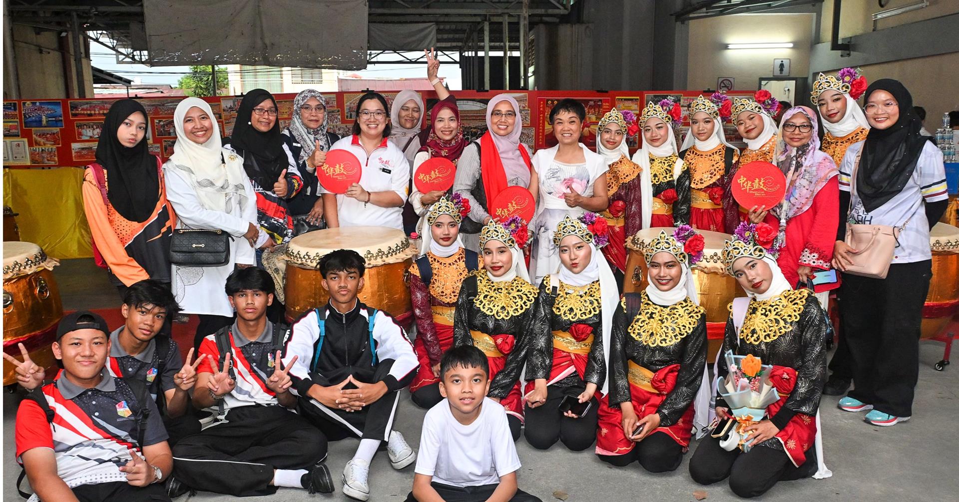 三大民族高高兴兴学打中华鼓