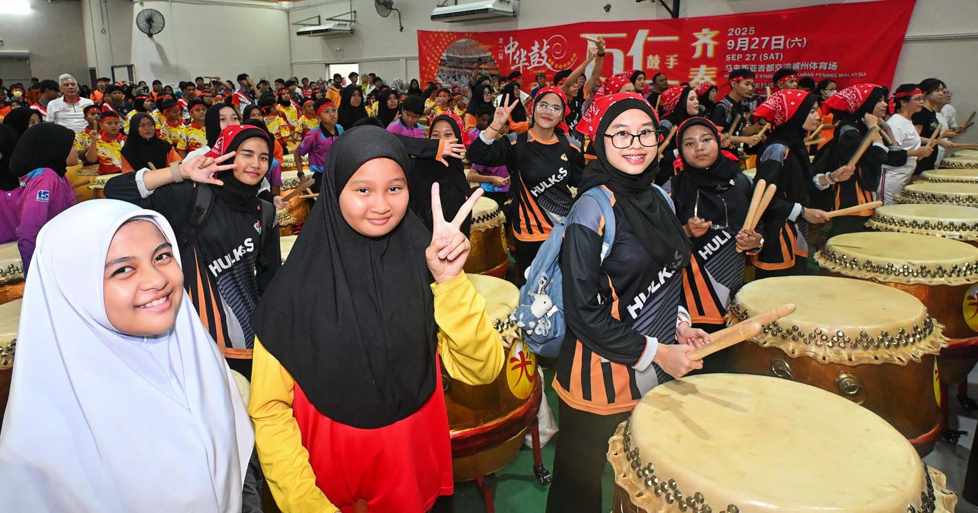 三大民族高高兴兴学打中华鼓