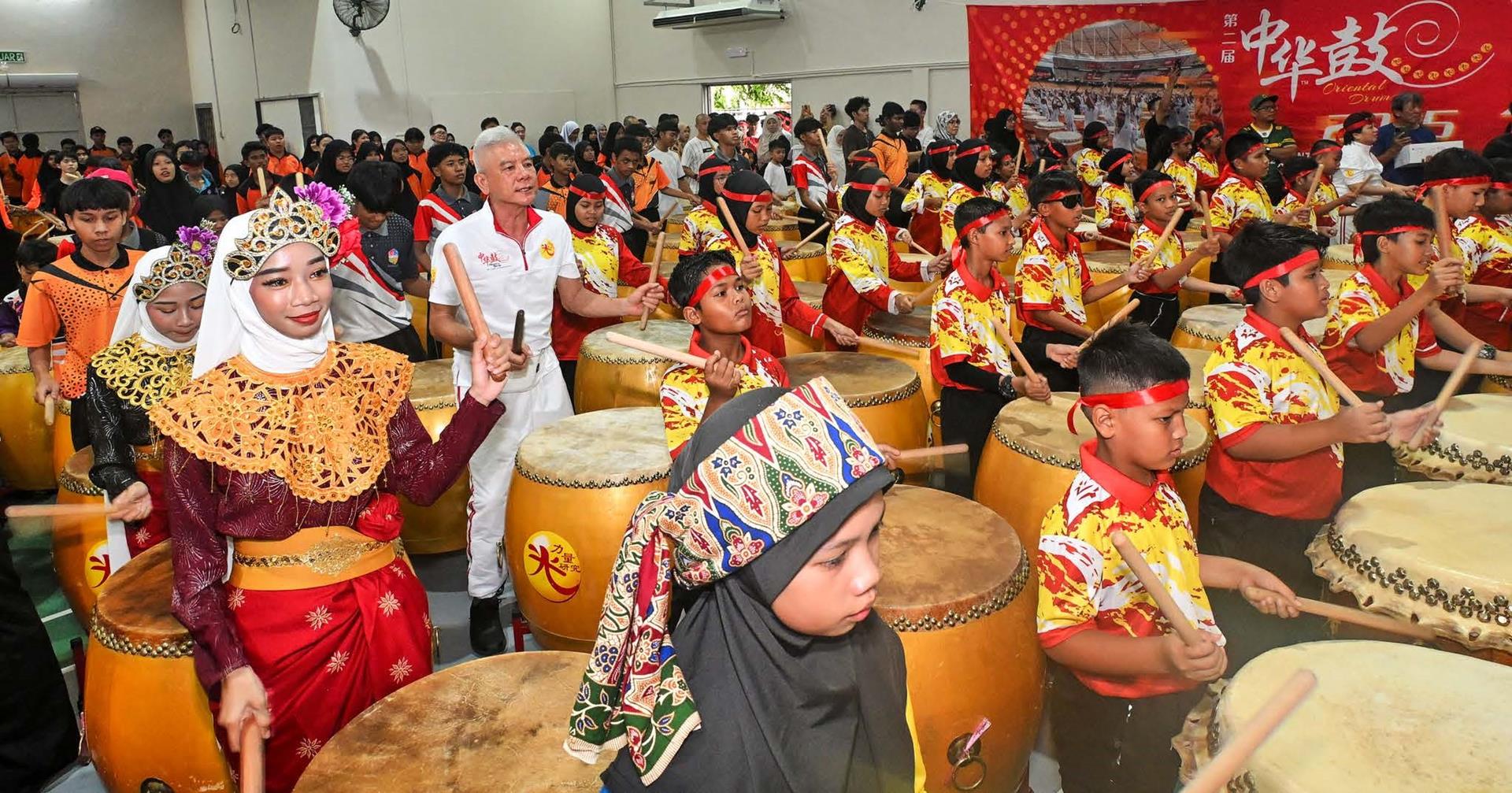 三大民族高高兴兴学打中华鼓
