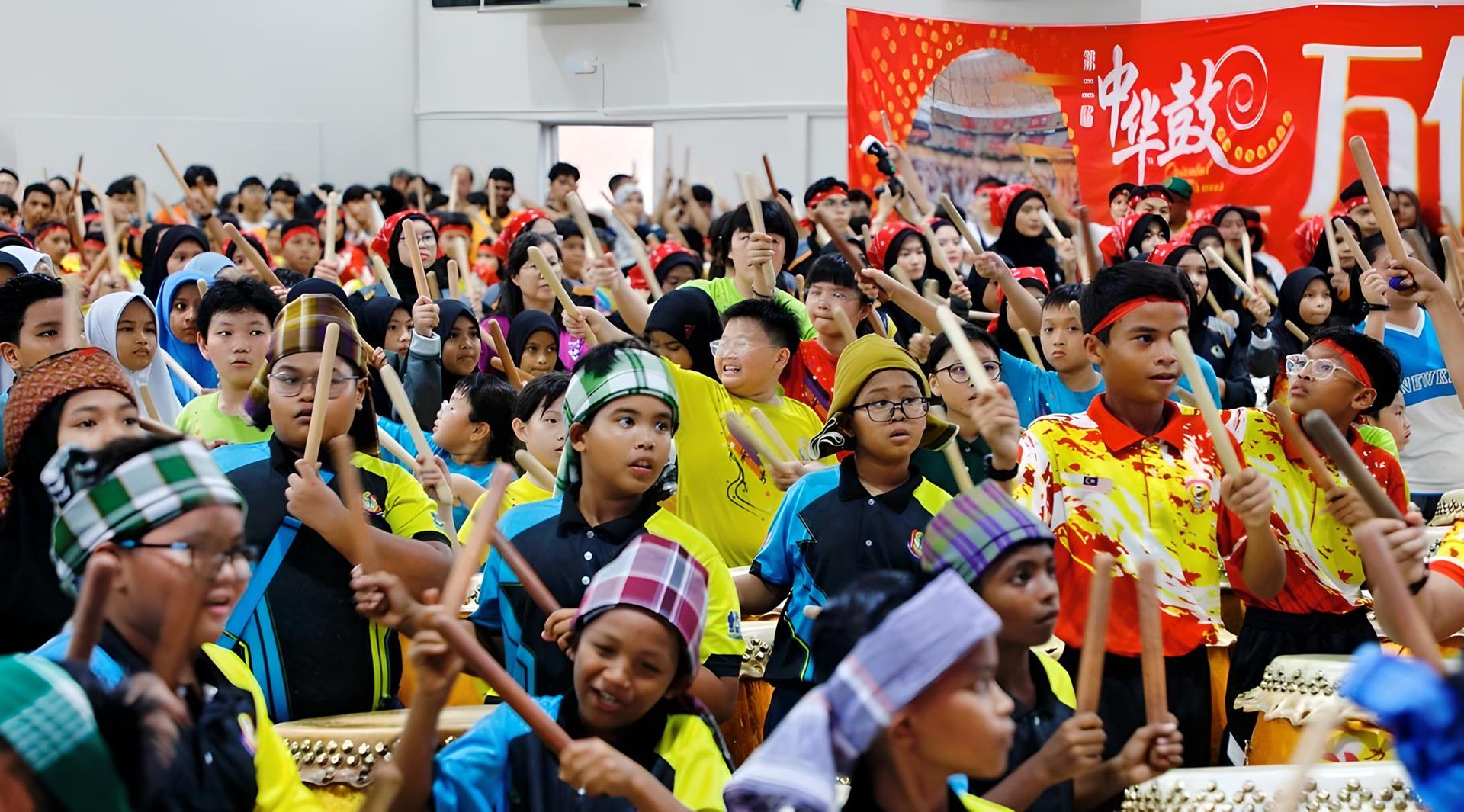 三大民族高高兴兴学打中华鼓