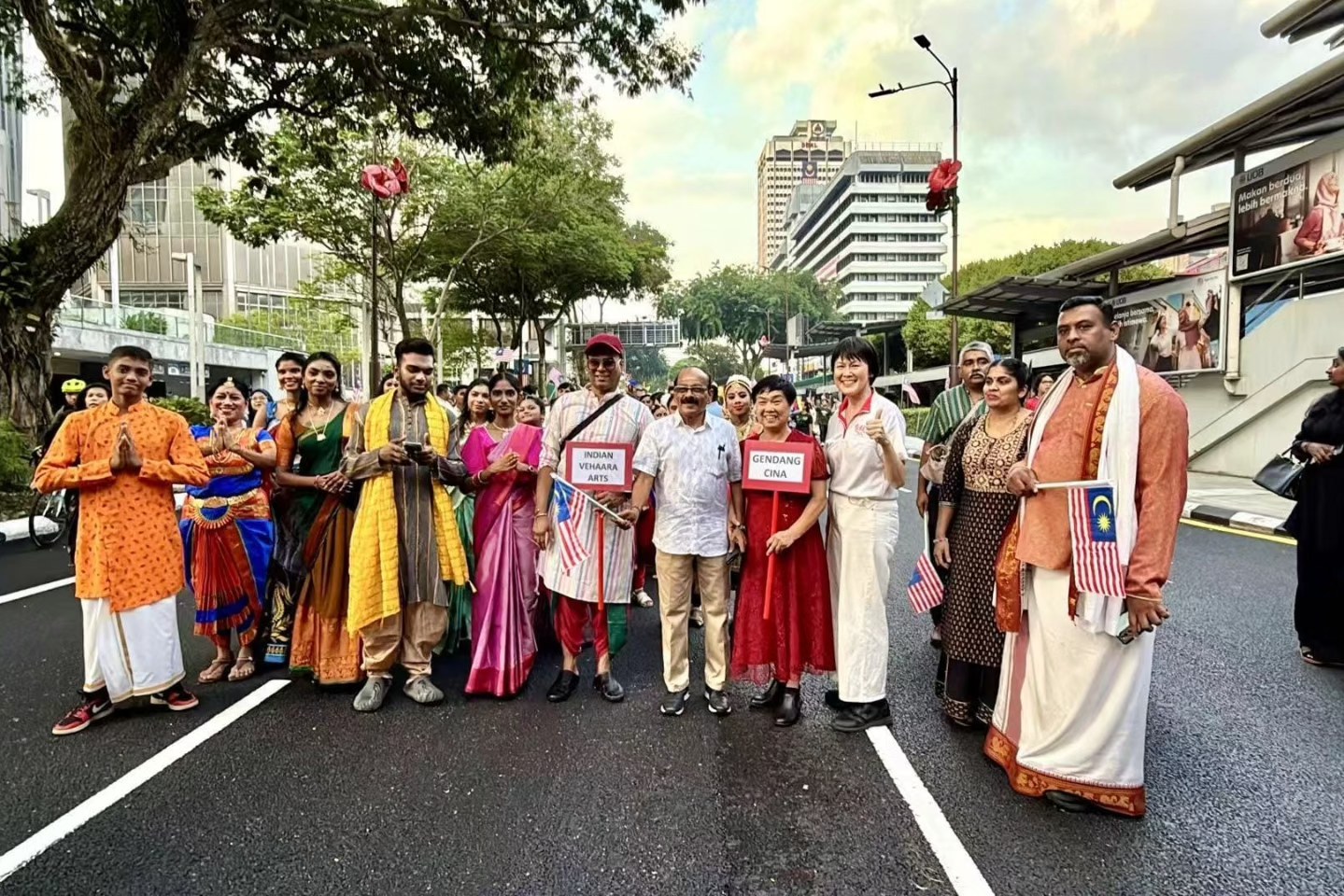白世音文化艺术研究协会受邀在“东盟文化大游行@吉隆坡无车日早晨”活动中呈献中华鼓开场表演