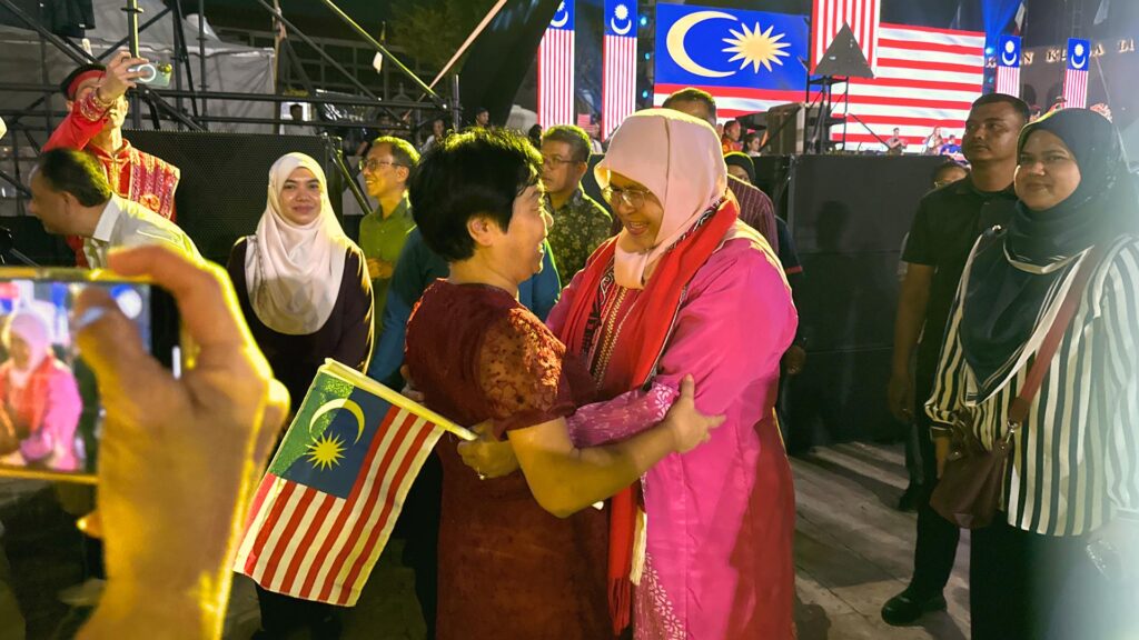 白世音院长与吉隆坡市长 YBhg. Dato' Seri TPr (Dr.) Maimunah binti Mohd Sharif不期而遇，双方兴高采烈地交谈