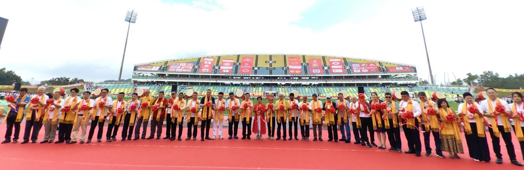 第二届中华鼓-众嘉宾为鼓乐盛典进行剪彩仪式。