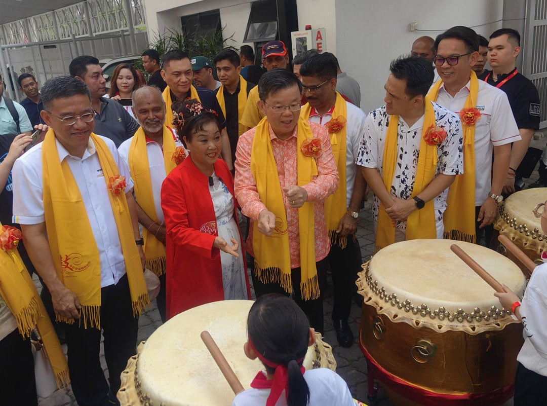 曹观友（左3）抵达会场时，与迎宾小鼓手寒暄；左起为黄汉伟、白世音及吴俊益。