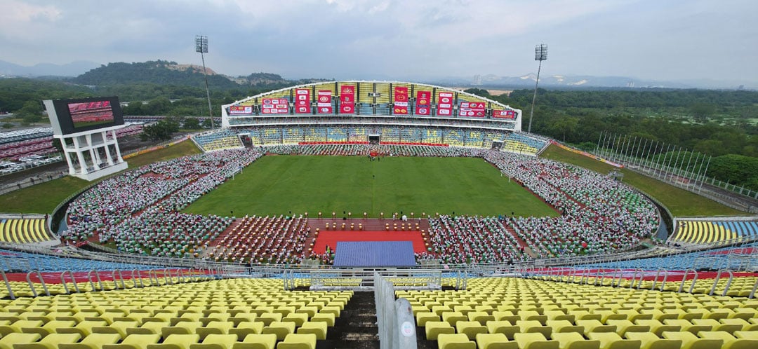 逾万名鼓手汇聚峇都加湾体育馆，鼓阵井然有序的围绕跑道上，其中一面观众席上也备有鼓，万鼓同奏和谐鼓乐。