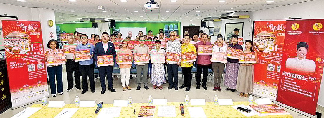 记者会上，李兴前（前排左6起）、白世音、陈孟利及林星发等嘉宾合影。