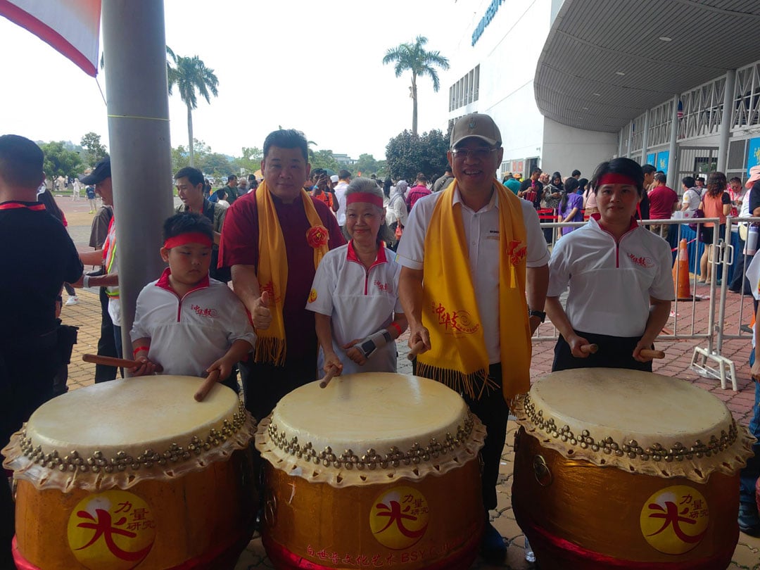 黄汉伟（右2）与老、中、青鼓手合影；左2为陈国雄。