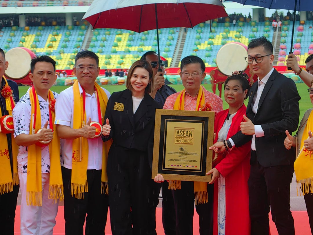 辜军茗（右）及黄子宁（左3）颁发”最大规模鼓乐齐奏“纪录证书予白世音（右2）；曹观友（右2起）、黄汉伟及吴俊益陪同见证。